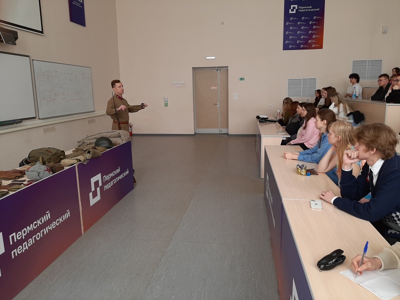 Преподаватель кафедры философии общественных наук провел «Разговоры о важном» для студентов первых курсов  